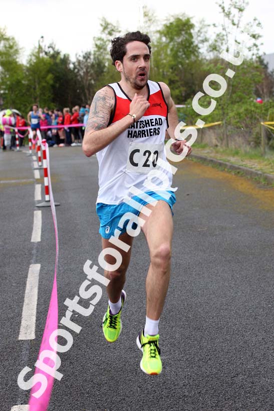 Senior mens relay, Elswick Good Friday Road Races. Photo: David T. Hewitson/Sports for All Pics